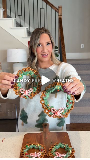 Kristin Miller | Creator | Dallas, TX on Instagram: "Christmas pretzel wreaths🥨Comment “sweet” to get supplies straight to your DMs! This christmas treat is so easy to put together and would be perfect for any holiday party or even to give as gifts! Save & share with a christmas-loving friend and follow along for more ideas🎄
•
INGREDIENTS:
* pretzels
* Green candy melts (or any color will do!)
* christmas sprinkles
* optional: peppermint bows (see previous video)

DIRECTIONS:
1. Melt candy wafers in the microwave for 30 seconds and stir until melted.
2. Dip half of the pretzel in the green melted candy and form a circle on parchment paper. Make sure each pretzel is stuck to each other. Repeat this step to make a second layer on top.
3. Add christmas sprinkles all over the pretzel wreath. Christmas Candy Treats For Kids, Christmas Baking Kids Easy Fun, Christmas Party Friends Ideas, Candy Cane Bows In Oven, Pretzel Wreath Christmas, Classroom Christmas Party Snacks, Christmas Goodies For Kids, Pom Pom Christmas Crafts, Peppermint Bows