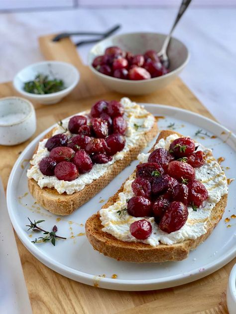 Grapes Breakfast, Roasted Grape Recipes, Grape Crostini, Grape Recipe, Roasted Grapes, Ricotta Crostini, Crostini Recipe, Detox Foods, Ricotta Cheese Recipes