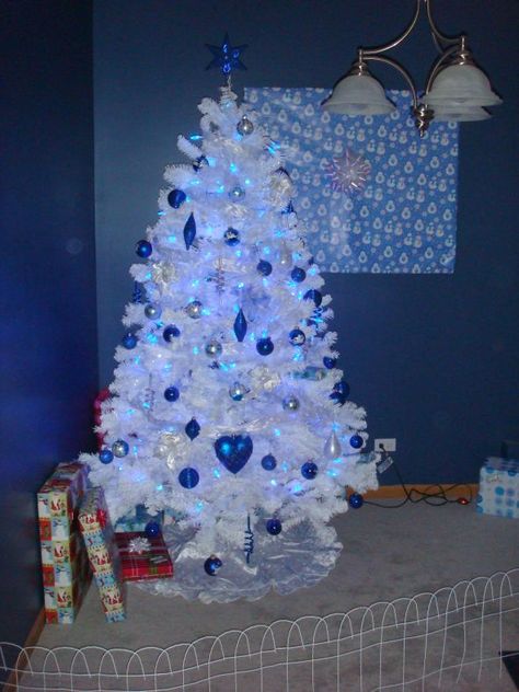 Christmas Tree Inspiration Blue, Christmas Tree With Blue Lights, Glamorous Christmas Tree, Christmas Tree Colour Scheme, White Xmas Tree, White Christmas Tree Decorations, Silver Christmas Decorations, Blue Lights, Blue Christmas Tree