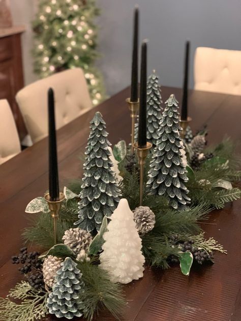 Black And Green Christmas Table Decor, Christmas Green And Black, Forest Green And White Christmas Decor, Table Tree Christmas, Christmas White And Green, Christmas Decor Green And White, Green Black Christmas Decor, Black And Dark Green Christmas Decor, Christmas Candle Table Centerpieces