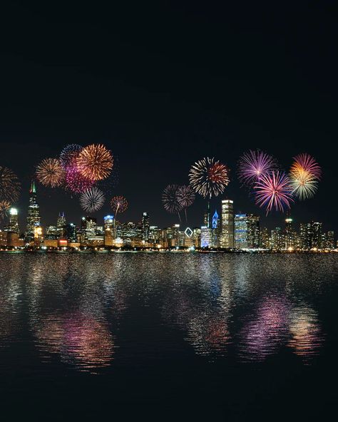 skyline buildings under fireworks display photo – Free Image on Unsplash Firework Background Wallpapers, Fireworks Wallpaper Backgrounds, Chicago Fireworks, Firework Background, Fireworks Illustration, Photographing Fireworks, Fire Work, Liz Tomforde, Fireworks Wallpaper