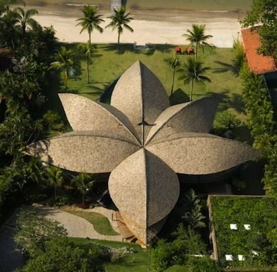 This Brazilian home employs an open floor plan to create a strong cross-breeze—important in such a balmy climate. The leaf-shaped roof traps the cool air inside and protects the house from the hot sun. If the distinctive botanical form doesn’t leave you feeling at one with nature, the swimming pool that stretches from the backyard to the indoors might do the trick. Architecture Cool, Architecture Unique, Eco Architecture, Unusual Buildings, Unusual Homes, Renzo Piano, Tropical House, Amazing Buildings, Organic Architecture