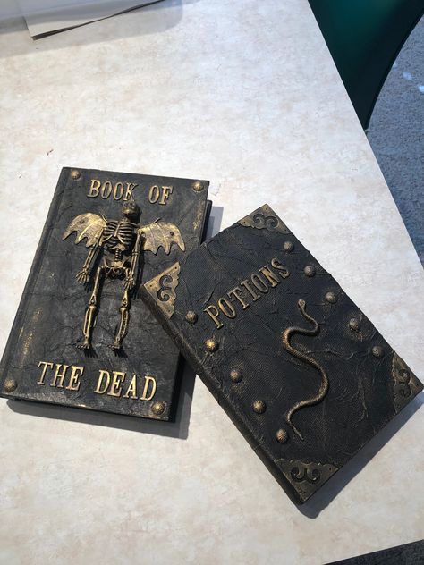 Books Diy, Halloween Book Of Spells Diy, Diy Spell Book Cover Ideas, Diy Halloween Book Covers, Spellbook Diy Cover, Creepy Book Covers Diy, Diy Grimoire Cover, Diy Crystal Crafts, Harry Potter Book Covers