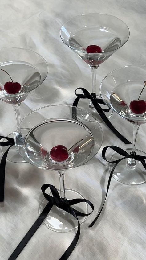 25 Year Birthday Ideas, Martini Party Decor, Martini Party Ideas, Martini Themed Birthday Party, Vintage Party Aesthetic, Martini Party Ideas Decoration, 30s Birthday Party Ideas, Aesthetic Martini, Aesthetic Dinner Party