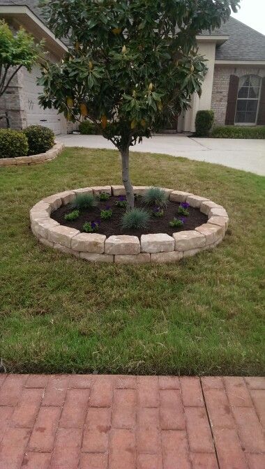 Stone border around flower beds and tree. Love the double layer of stone. Simple Garden Designs, Landscaping Around Trees, Mulch Landscaping, Front Garden Landscape, Brick Garden, Useful Ideas, Desert Garden, White Garden, Country Landscaping