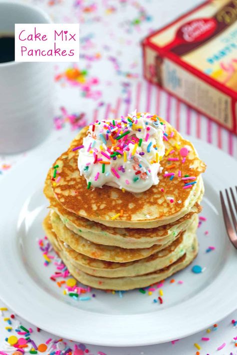 Cake Mix Pancakes -- Did you know that with a box of cake mix and three other simple ingredients, you can have a batch of deliciously tasty pancakes in no time at all? This easy recipe for Cake Mix Pancakes will make your weekend breakfasts so fun! Cake Batter Pancakes, Birthday Cake Pancakes, Cake Mix Pancakes, Fun Pancakes, Birthday Pancakes, Pancake Mix Recipe, Pancake Cake, Pancake Mix Recipes, Funfetti Cake Mix