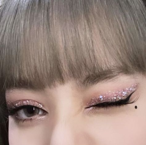 Lisa Eye Makeup, Lisa Eyeliner, Blackpink Makeup Look, Kpop Eye Makeup, Makeup Ideas Soft, Kpop Makeup Looks, Lisa Makeup, Idol Makeup, Coachella Makeup