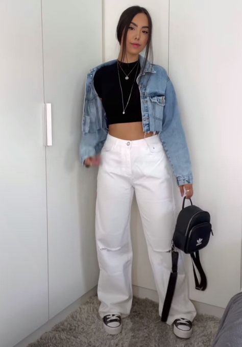 Wide Leg White Pants Outfit, White Mom Jeans Outfit, Wide Jeans Outfit, Wide Leg Outfit, White Pants Outfit, Outfits Nyc, Outfits Con Jeans, White Jeans Outfit, Mom Jeans Outfit