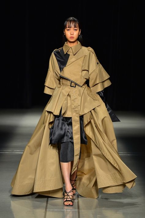 Trench Coat Inspiration, Avangard Fashion Style, Trench Coat Runway, Trenchcoat Fashion, Avangard Fashion, Japan Fashion Week, Structural Fashion, Fashion Festival, Trench Coat Style