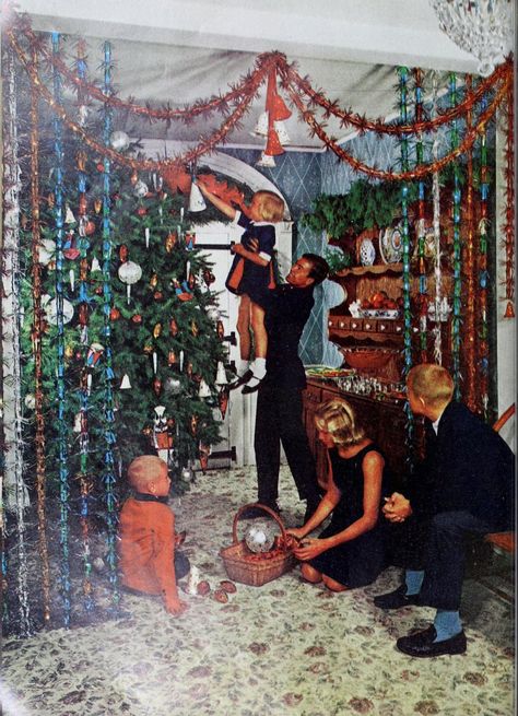 Colorful & creative retro Christmas decor from the 60s & 70s 6 Vintage Christmas Party, Vintage Christmas Photos, Retro Christmas Decorations, Kitsch Christmas, Christmas Shoot, Merry Christmas Eve, Mid Century Christmas, Christmas Inspo, Old Christmas