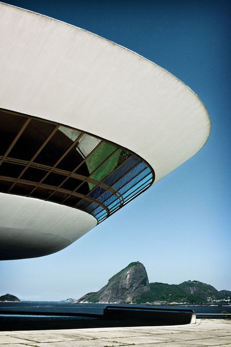 Musée d'Art Contemporain - Rio de Janeiro Contemporary Art Museum, Architecture Magazines, Oscar Niemeyer, Architecture Exterior, Gothic Architecture, Futuristic Architecture, Dieselpunk, Beautiful Buildings, Amazing Architecture