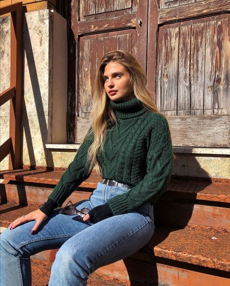 Emerald Green Turtleneck Outfit, Teal Green Outfits For Women, Dark Green And Light Blue Outfits, Forest Green Turtleneck Outfit, Emerald Green Sweater Outfit Winter, Green Turtleneck Sweater Outfit, Cold Sunday Outfit, Green Pullover Outfit Winter, Fall Green Outfits