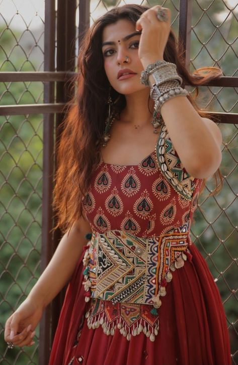 Navaratri Outfit Ideas Western Style, Designer Anarkali Dresses For Navratri, Boho Indian Outfits, Navaratri Blouse Design, Navratri Choli Designs, Boho Look Indian, Navratri Outfits Traditional, Navaratri Outfit Ideas, Navratri Kurti Designs