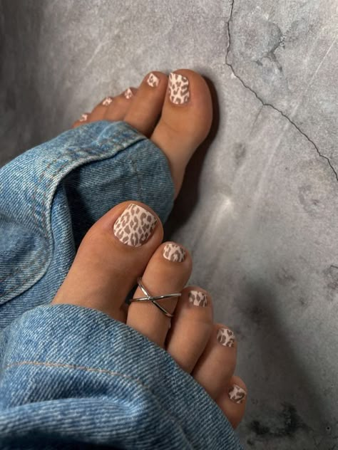 Fall Toe Nails, Simple Toe Nails, Fall Toes, Feet Nail Design, Pedicure Designs Toenails, Pedicure Nail Designs, Gel Toe Nails, Toe Nail Color, Gel Toes