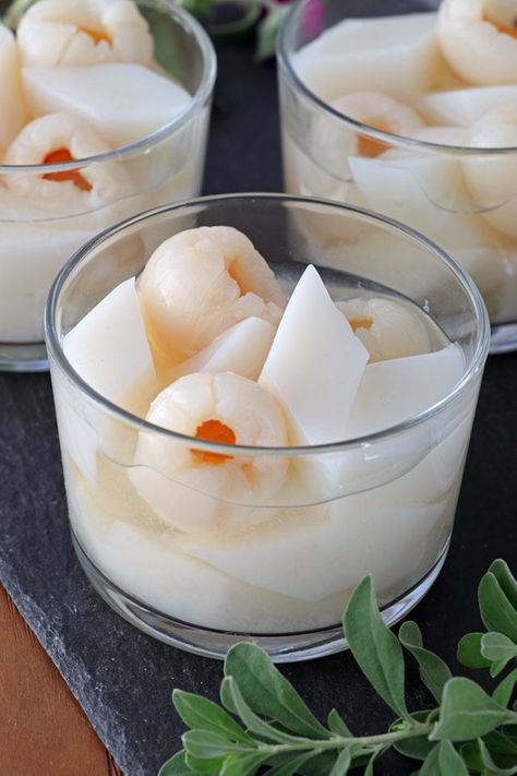 Almond Jelly With Lychee, Almond Jello Recipe, Almond Pudding Chinese, Asian Flavors Dessert, Vietnamese Dessert Easy, Lychee Dessert Recipes, Jelly Dessert Ideas, Vietnamese Dessert Recipe, Almond Jello