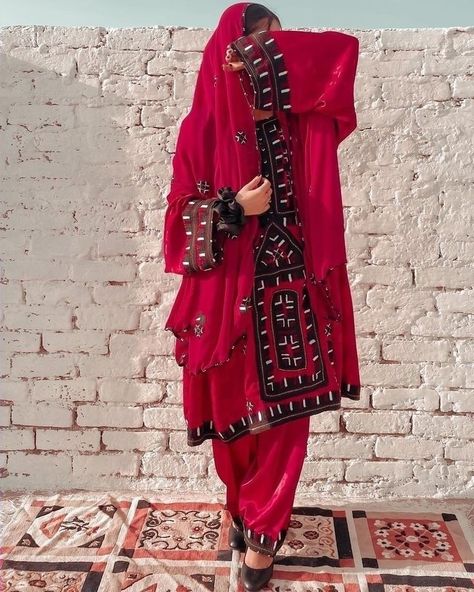 stylish design crochetstylish design crochet Balochi Girls Dpz, Balochi Dp, Balochi Girl, Culture Of Pakistan, Balochi Dresses, Punjabi Dress Design, Golden Cage, Hidden Face Dp, Ayesha Singh