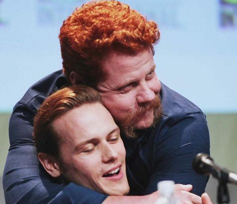 SDCC I LOVE this picture. The Walking Dead meets Outlander!! He hugged Sam for his wife. Too Cute.(It was an excellent panel) Sam Heughan Wife, Outlander Knits, Fan Ii, Outlander Funny, Outlander Knitting, Sam Hueghan, Outlander Season 2, Sam Heugan, Jaime Fraser