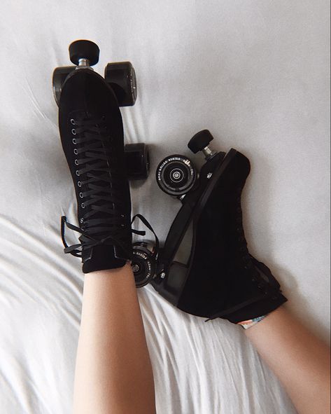 Black Roller Skates Aesthetic, Roller Skates Aesthetic, Roller Skates Fashion, Black Roller Skates, Warrior Shoes, Skater Core, Girls Roller Skates, Skate Aesthetic, Colorful Wardrobe