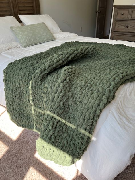 Dark Green Crochet Blanket, Blanket Stitch Tutorial, Forest Green Bedrooms, Luxury Vibes, Make A Blanket, Chunky Blankets, Finger Knit, Crochet Blanket Tutorial, Seaside Oregon