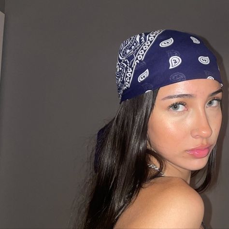 Bandana And Hat Combo, Blue Bandana Outfit, Billie Eilish Bandana, Billie Concert, Bandana Girl, Bandana Style, Bandana Styles, Character References, Concert Fits