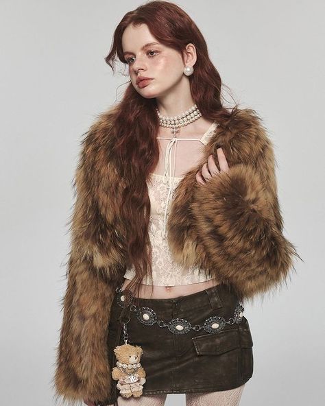 Short Fur Coat Outfit, Short Fur Coat, Fur Coat Outfit, Faux Fur Fashion, Wife Style, Fur Shrug, Fur Top, Fur Accessories, Fur Coats Women