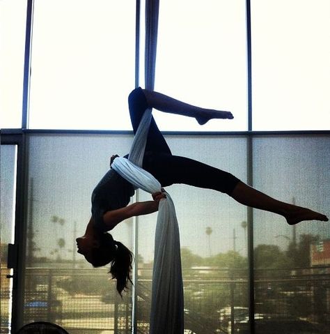 Troian Bellisario - Troian practicing with her aerial workouts. ♥ See #Troian #Bellisario #trivia at http://www.celebritysizes.com/ ♥ Inej Ghafa, Six Of Crows Characters, Troian Bellisario, Kaz Brekker, Crooked Kingdom, Clubbing Aesthetic, Leigh Bardugo, Aerial Silks, Six Of Crows