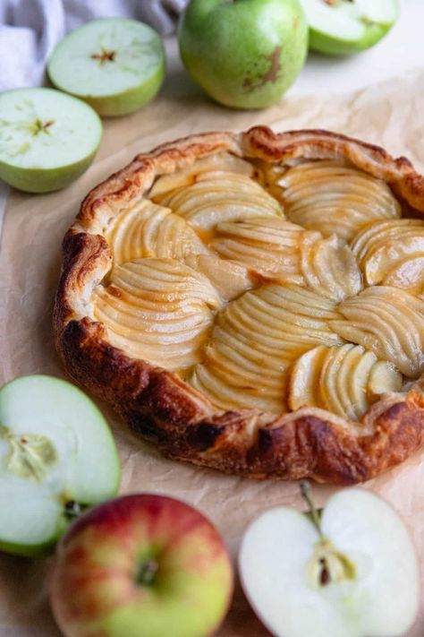 Apple Puff Pastry Galette - Bakes by Brown Sugar Puff Pastry Galette, Puff Dessert, Crumble Tart, Puff Pastry Crust, Apple Puff Pastry, Apple Galette, Puff Pastry Dough, Delicious Deserts, Apple Filling