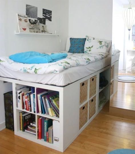 Pour surélever un lit et créer des rangements dans une chambre - Magazine Avantages Design Seed, Ikea Kallax Shelf, Murphy Bed Ikea, Hack Ikea, Kallax Shelf, Ikea Kallax, Ikea Bed, Seni Dan Kraf, Apartment Organization