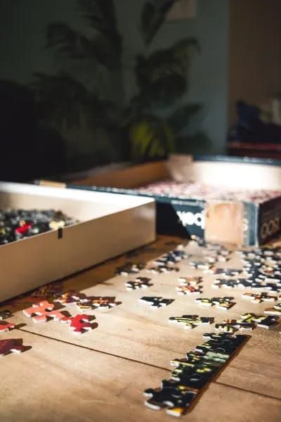 Cheap Date Ideas (That Don't Feel Cheap). Close-up photo of scattered puzzle pieces on a wooden table. Things To Do With Your Boyfriend, England Lifestyle, Couples Challenges, Cheap Date Ideas, Romantic Date Night Ideas, Getting Bored, Free Puzzles, Bamboo Box, Challenge Games