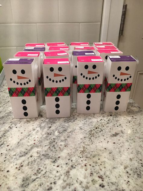 Snowman Christmas Party Ideas, Snowman Snack, Christmas Juice Box Ideas, Snowman Packages Christmas Gifts, Christmas Juice Boxes For Kids, Snow Man Gift Boxes, Snowman Juice Boxes, Snow Man Christmas Gift Boxes, Snowman Christmas Present Boxes