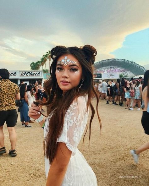 Festival Makeup Coachella Coachella Make-up, Coachella Instagram, Electro Festival Outfit, Mode Coachella, Look Da Festival, Best Coachella Outfits, Music Festival Makeup, Coachella Hair, Coachella Makeup