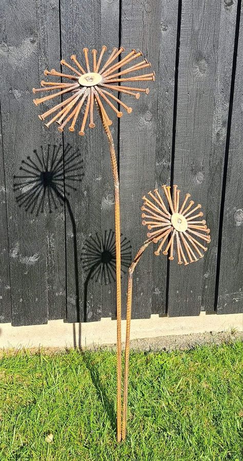 Metal Dandelion Yard Art, Diy Metal Garden Art, Metal Yard Art Ideas, Metal Garden Flowers, Handmade Garden Art, Metal Flowers Garden, Garden Art Diy Easy, Whimsical Garden Art, Garden Wreath