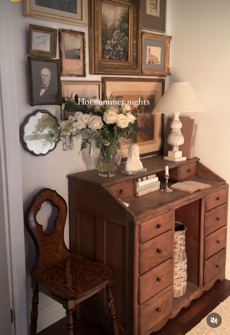 Vintage Desk In Living Room, Antique Desk Decor, Antique Office Decor, Small Antique Desk, Antique Styling, Thrift Ideas, Antique Office, Desk Styling, Office Nook