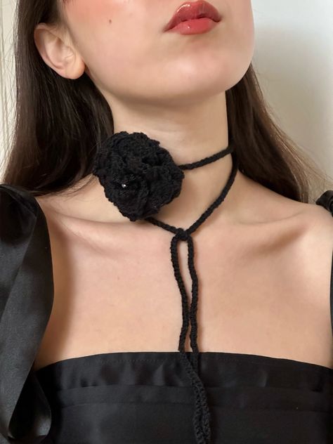 Crochet Neck Choker, Black Flower Crochet, Crochet Rose Choker, Crochet Flower Choker, Rose Necklace Outfit, Black Crochet Ideas, Crochet Necklace Diy, Knit Choker, Ballerina Wallpaper