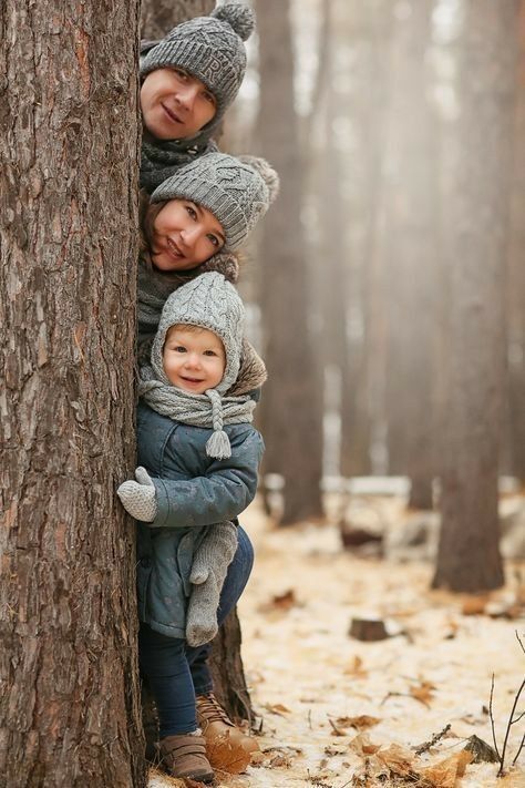 Winter Family Photography, Family Photo Outfits Winter, Christmas Family Photoshoot, Photo Halloween, Winter Family Photos, Family Photoshoot Poses, Outdoor Family Photos, Family Christmas Pictures, Family Picture Poses