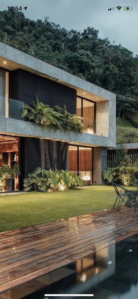 Casa Minecraft, Tropical Contemporary, Luxury Vibes, Circle House, Design Homes, Modern House Facades, Architecture Ideas, Casa Exterior, Modern Architecture House