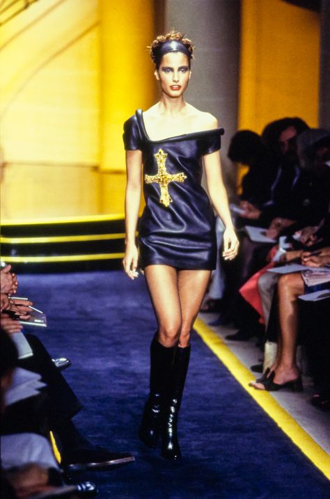 Versace Runway 90s, Versace 90s, Versace Runway, High Fashion Runway, Versace Fashion, Versace Couture, Atelier Versace, 1990s Fashion, Gianni Versace