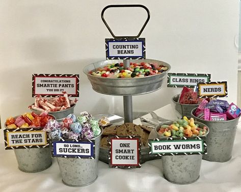 Graduation Party Candy Bar, Graduation Party Favors Candy, Graduation Party Table Centerpieces, Candy Buffet Signs, Graduation Candy Buffet, Graduation Candy Bar, Graduation Party Table, Graduation Desserts, Backyard Graduation Party