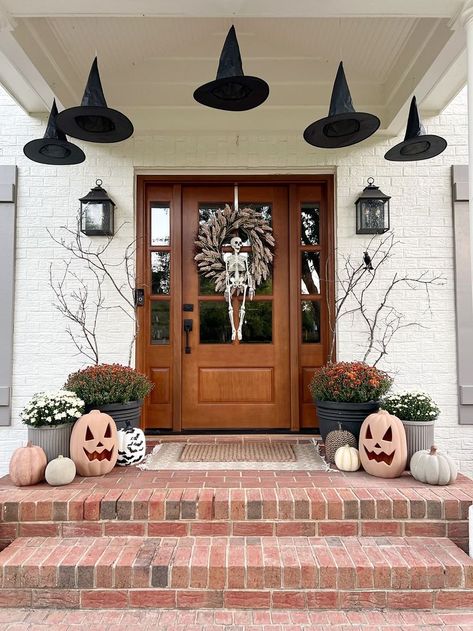 Porche Halloween, Halloween Front Doors, Halloween Front Porch Decor, Diy Halloween Decor, Adornos Halloween, Halloween Porch Decorations, Halloween Front Porch, Fall Front Porch Decor, Front Steps