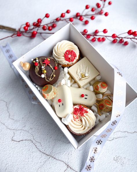 Christmas Treat Boxes Ideas Cakes, Holiday Treat Box Ideas, Christmas Treat Box Ideas, Holiday Treat Boxes, Treat Boxes Ideas Packaging, Christmas Dessert Box Ideas, Christmas Treat Boxes Ideas, Small Christmas Treats, Christmas Dessert Gifts