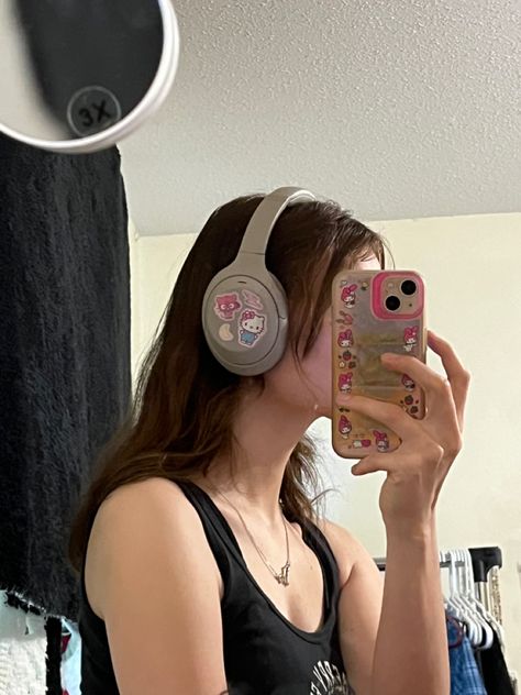 Sony Headphones White, Casual Outfits Dinner, Sony Headphones Aesthetic, 2022 Casual Outfits, Big Headphones, Headphone Outfit, Headphone Decoration, Dinner Outfit Summer, Headphones Aesthetic