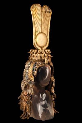 Ancient Egyptian Headdress, displaying the sun disc of Amun-Ra, the plume feathers of the goddess Ma'at, and the sovereigny deities of Uraeus and Wadjet, worn by Cleopatra Classic Movie Costumes, Ancient Headdress, Egyptian Crown, Egyptian Headpiece, Egyptian Headdress, Elizabeth Taylor Cleopatra, Taylor Signature, Egypt Jewelry, Egyptian Fashion