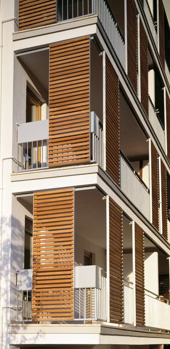 Brises solares com moldura em alumínio e barras em madeira. this one by Vettaflex. Apartment Elevation, Elevation Ideas, Sliding Shutters, Exterior Window, Wooden Shutters, Windows Exterior, Building Facade, Building Exterior, Architecture Exterior