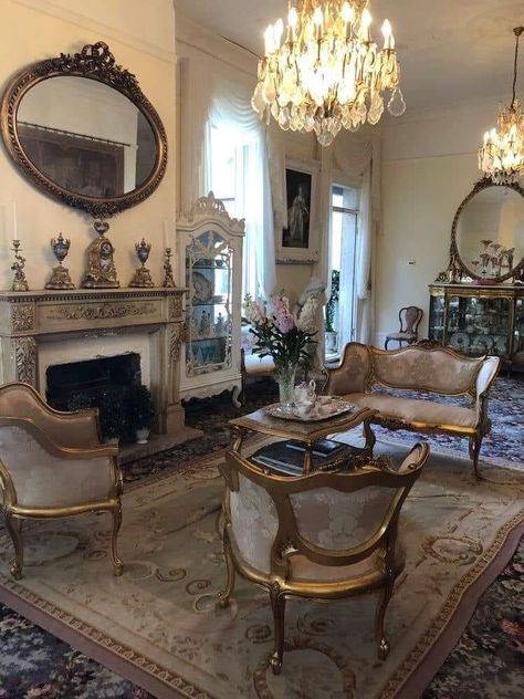 French Parlor Room, Baroque Decor Living Room, French Chateau Interior Design, 1880s Interior Design, 1800s Living Room, French Style Houses Interior, French Baroque Interior, Classic Living Room Luxury, New Classic Living Room Luxury