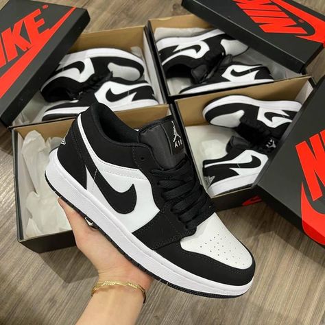 Jordan Retro 1 Low, Nike Shoes Women Fashion, Мотоциклы Cafe Racers, Kicks Shoes, Pretty Shoes Sneakers, Nike Air Jordan Retro, Fresh Shoes, Shoes Sport, High Shoes