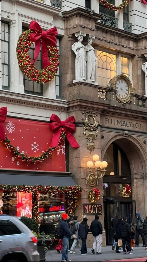 Christmas City Decorations, Rich Christmas Aesthetic, Christmas Towns To Visit, Best Christmas Destinations, Places To Visit In December, Christmas Trips, New York Noel, Snow Vacation, Europe Christmas