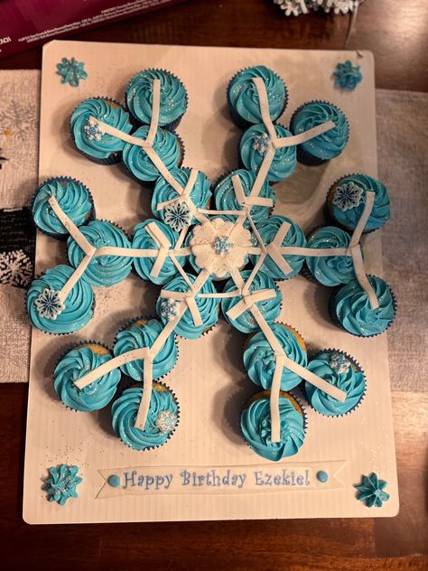 Snowflake Cupcakes, Kids Birthday Cake Ideas, Frozen Birthday Party Cake, Pull Apart Cupcake, Kids Birthday Cake, Pull Apart Cupcakes, Frozen Themed, Winter Onederland, Frozen Birthday Party