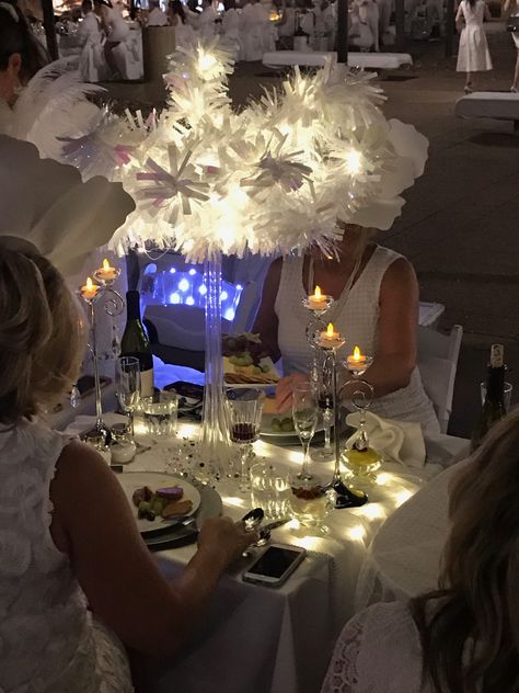 What I Did Differently At My Second Diner en Blanc - Dallas - Ginger Marie | Dallas Food Fitness + Travel Blog Umbrella Centerpiece, Picnic Fruit, Dallas Food, White Party Decorations, White Table Settings, Umbrella Decorations, Best Party Food, Dinner Party Table, Party Table Settings