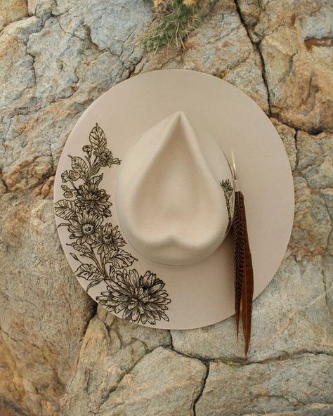 Burned Flat Brim Hat, Hat Branding Ideas, Wood Burned Hats, Hat Pyrography, Pyrography Hats, Felt Burning, Custom Hat Ideas, Hat Branding, Burning Hats