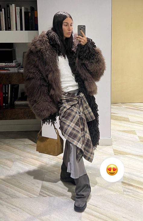 Brown Fur Coat Outfit, Black Fur Coat Outfit, Winter Warm Outfits, Giorgia Tordini, Fur Coat Outfit, Street Style Fall Winter, Daily Outfit Inspiration, Coat Outfits, Warm Outfits